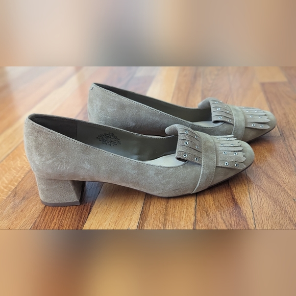 EUC Nine West beige suede low block heel closed round toe loafer style pumps - Picture 4 of 8
